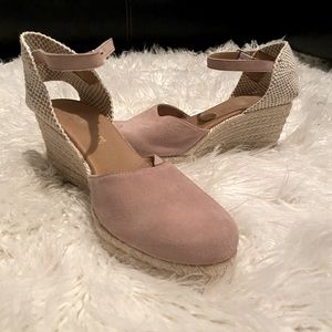 Suede wedge sandal 💕